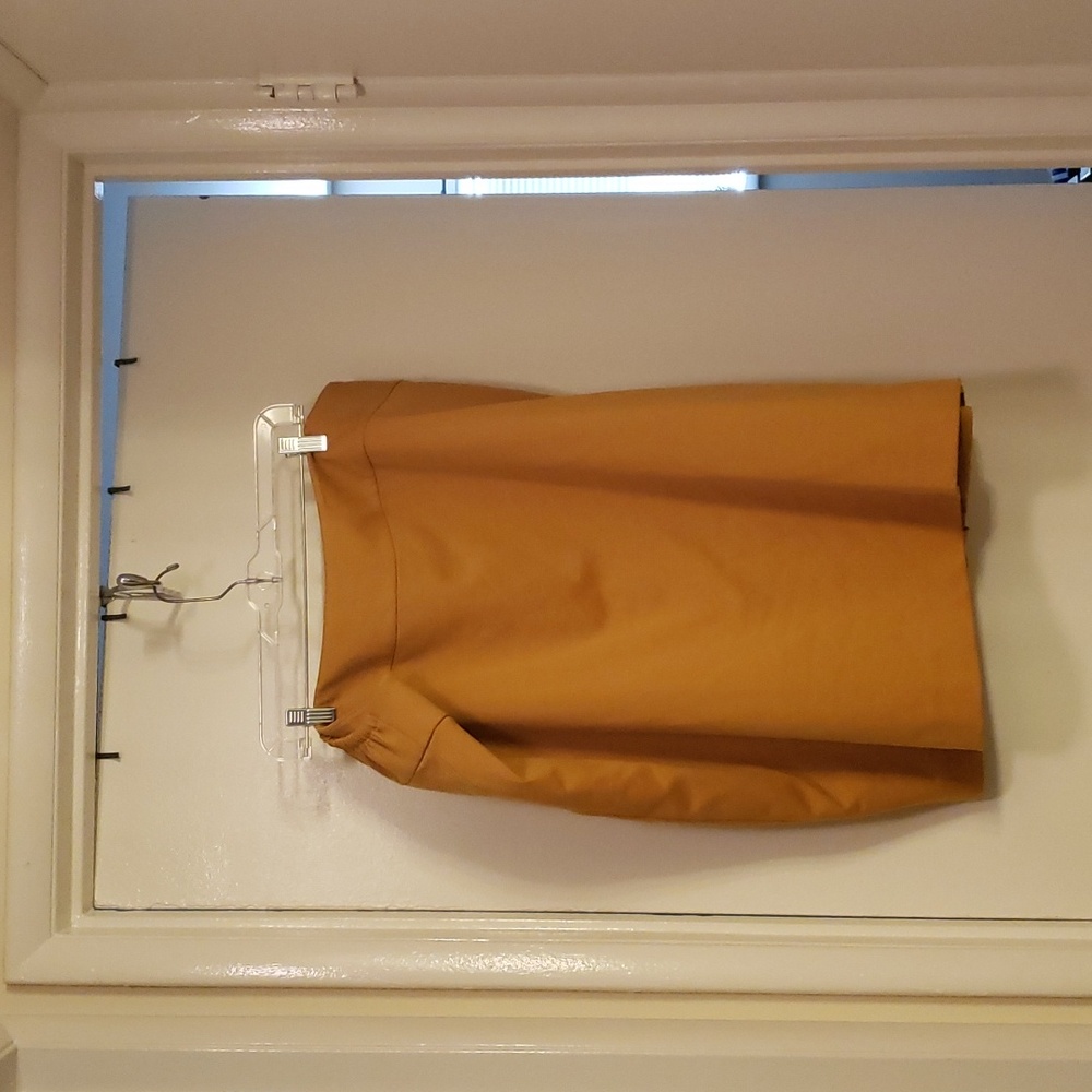 Skirt. Pencil. Zipper in back lined. Back center skit.